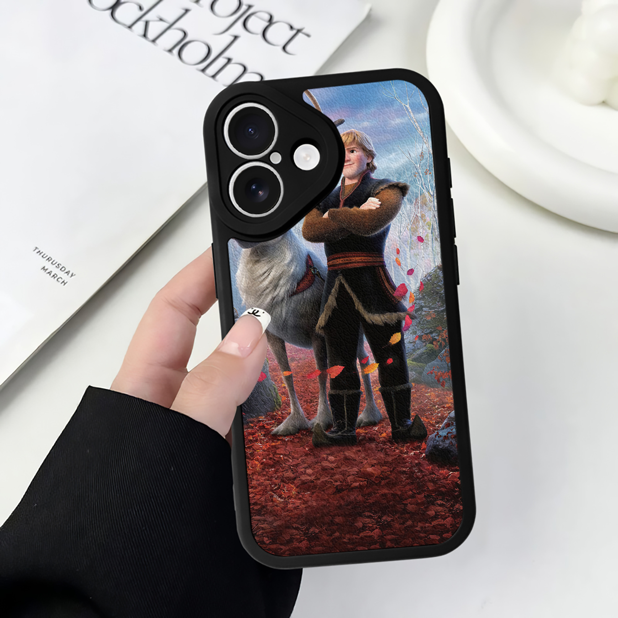（画像用） アナと雪の女王 アンナ エルサ Frozen Anna Elsa 【iPhone 16シリーズ対応】シリコンスマホケース（レザー調） 材質：シリコン